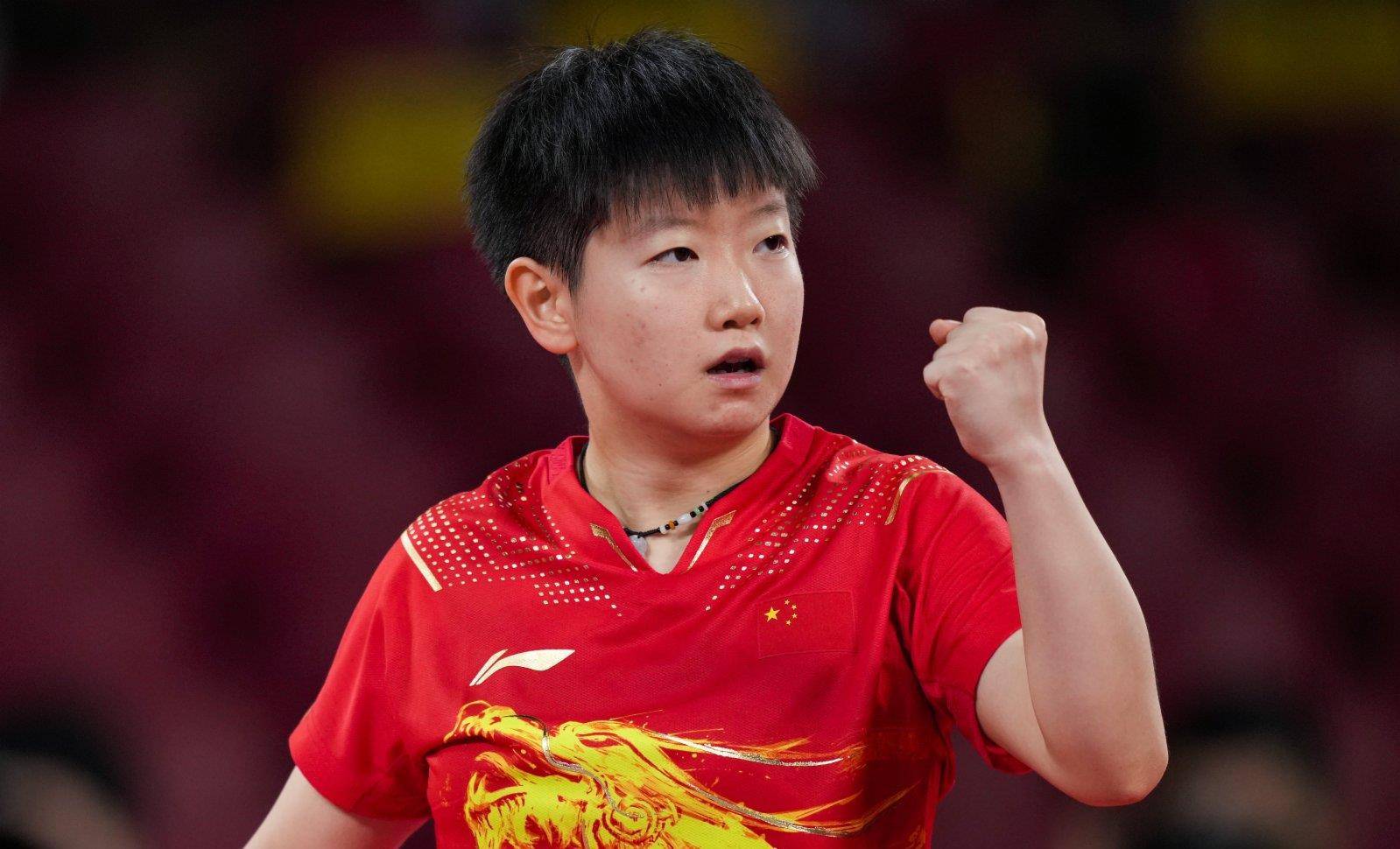 她通过一系 她通过一系