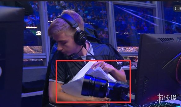 坚称自己并 坚称自己并